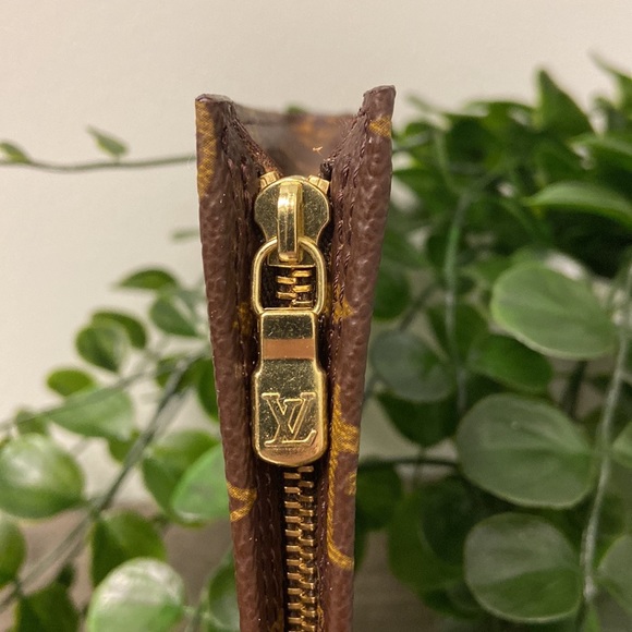 Authenic Louis Vuitton Monogram Pochette - Picture 9 of 16